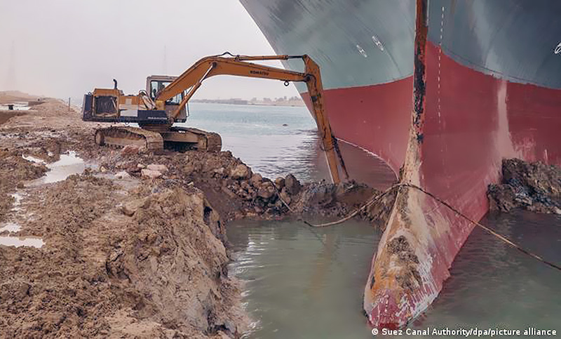 Desencallan el barco y se reanuda la navegación en el Canal de Suez