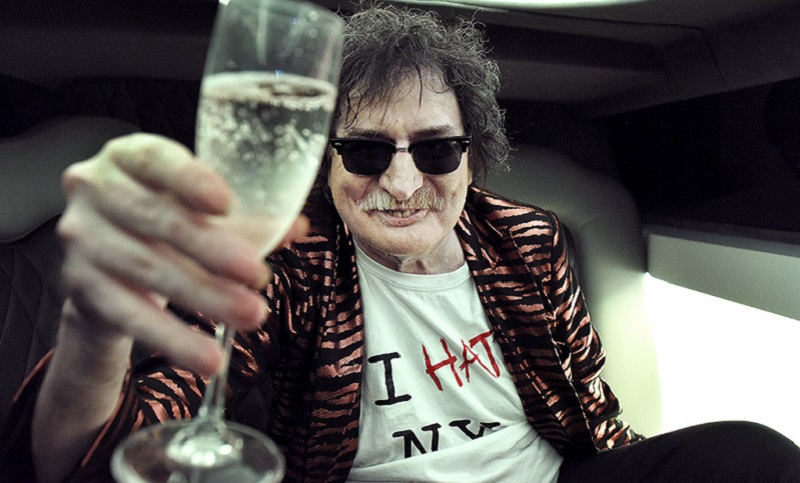 A 21 años de su salto desde un noveno piso, anuncian un nuevo disco de Charly García