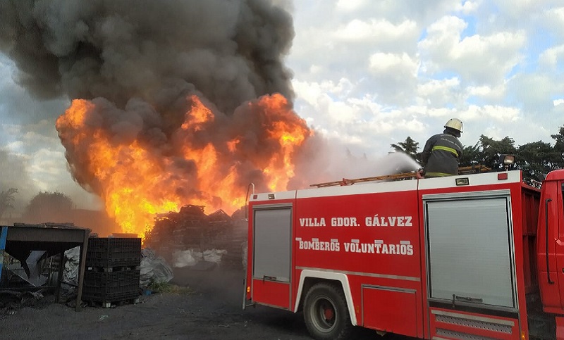 Fuerte incendio en el Parque Industrial de Alvear: bomberos de la región trabajan en el lugar