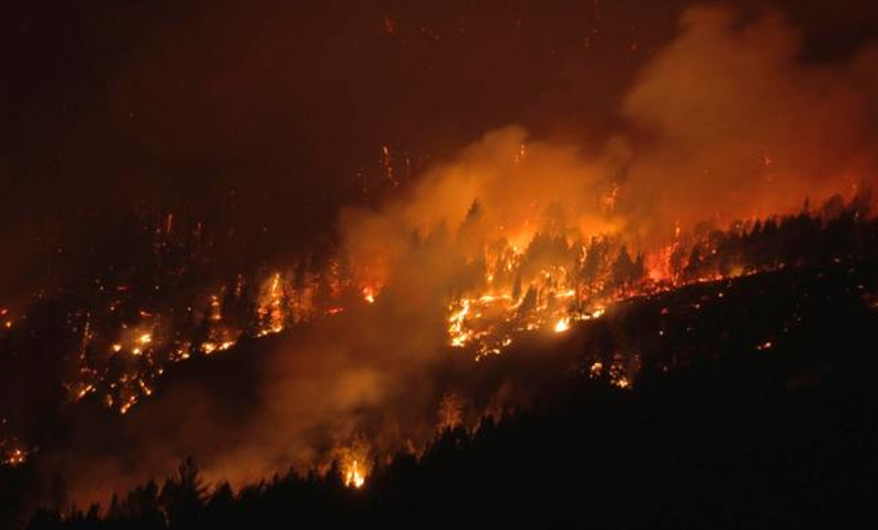 Heridos y evacuados por incendios forestales y la comunidad de El Hoyo rodeada por el fuego