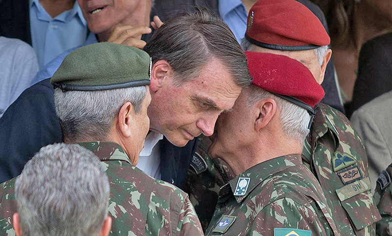 Los tres jefes militares de Brasil ponen sus cargos a disposición de Bolsonaro