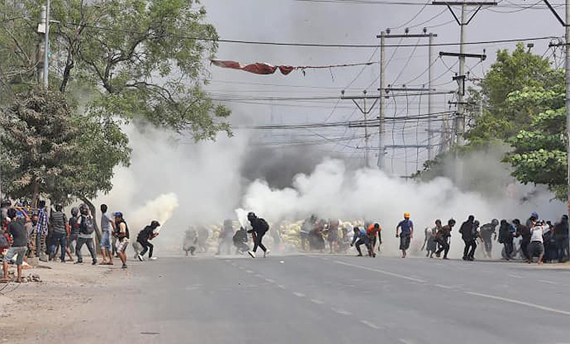 Tras otra jornada con decenas de muertos, continúan las manifestaciones contra el golpe en Myanmar
