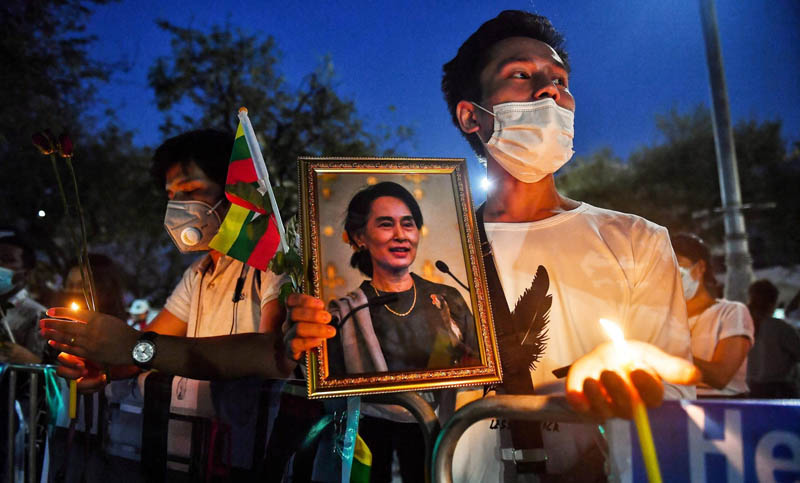 Manifestantes de Myanmar desafían a militares golpistas con protestas nocturnas