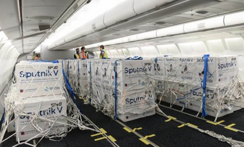 El noveno vuelo con vacunas Sputnik V aterriza esta tarde en Ezeiza