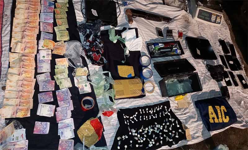 Allanamientos en Funes: dos detenidos, 1 kilo de cocaína y armar