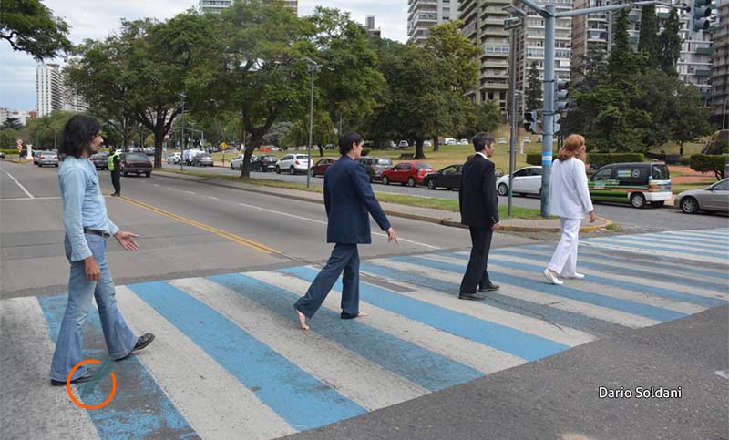 Los «Beatles» llegaron a Rosario para concientizar sobre los derechos del peatón