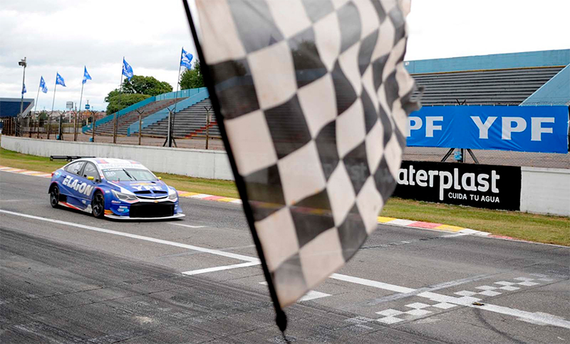 Agustín Canapino se alzó con una emocionante carrera de Súper TC 2000