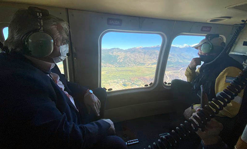 El Presidente sobrevoló las zonas afectadas por los incendios en Chubut y anunció ayuda para la región