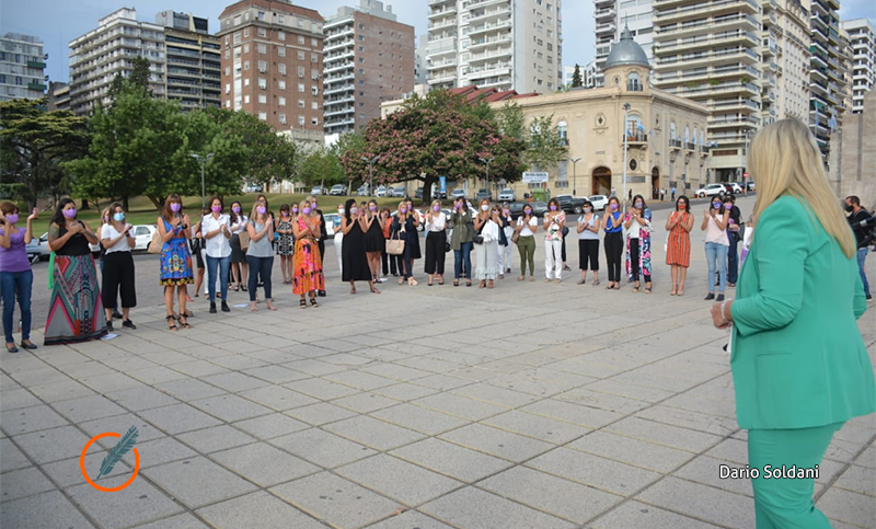 Concejalas y funcionarias municipales se reunieron en el Monumento por el Día Internacional de la Mujer