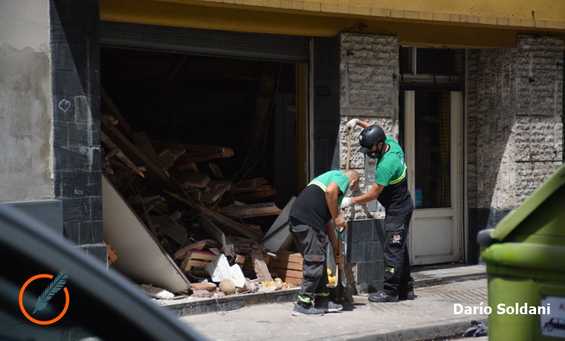Tres heridos tras el colapso del techo de una verdulería en pleno centro