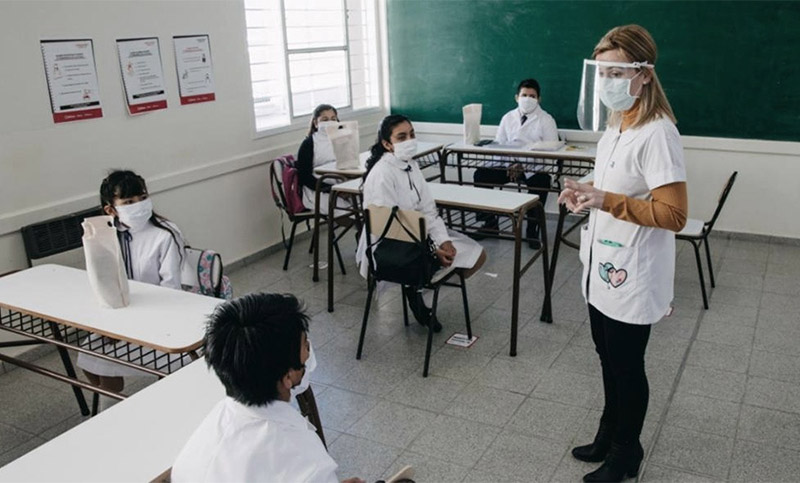 Gremios advierten que hubo que aislar burbujas en escuelas públicas