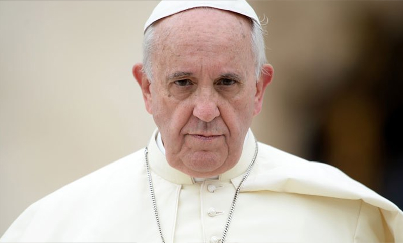 Francisco tomó distancia del documento vaticano que prohibió bendecir las uniones de personas gays