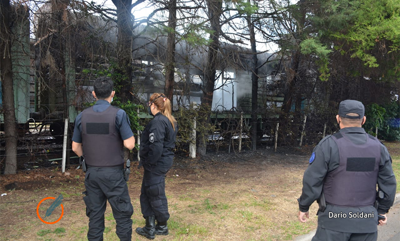 Se incendiaron dos vagones en el parque Scalabrini Ortiz