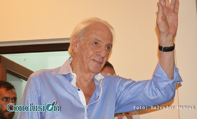 César Luis Menotti fue vacunado contra el coronavirus en el Luna Park