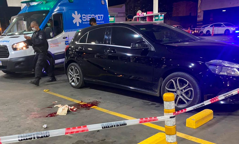 Feroz ataque a balazos a un abogado penalista en una estación de servicio