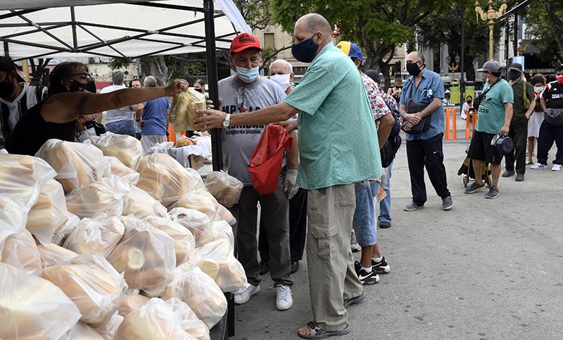 Panaderos regalaron mil kilos de pan en protesta por el aumento de insumos