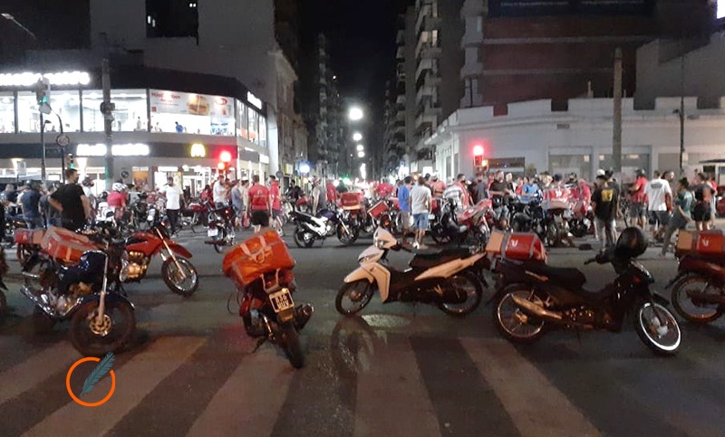 Trabajadores de Pedidos Ya realizaron protesta en Corrientes y Pellegrini