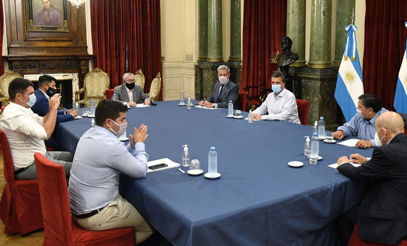 Massa acuerda con gremios ampliar beneficios a trabajadores