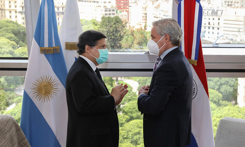 Solá analizó con el canciller paraguayo la situación sanitaria