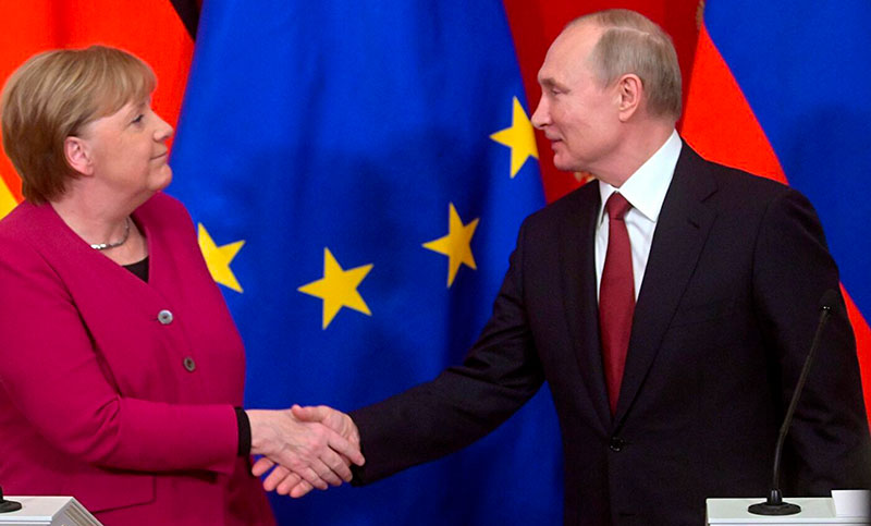 Putin y Merkel piden moderación en medio de tensiones en Ucrania