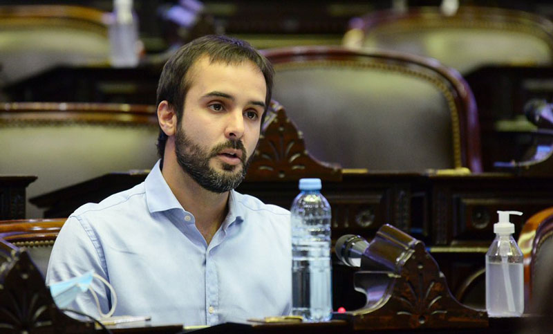 Diputado macrista donó un termómetro y una botella de alcohol en gel a un centro infantil
