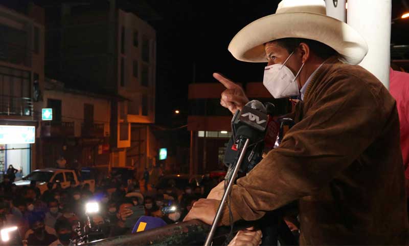Pedro Castillo, candidato de izquierda, tiene una ventaja inicial en las elecciones peruanas