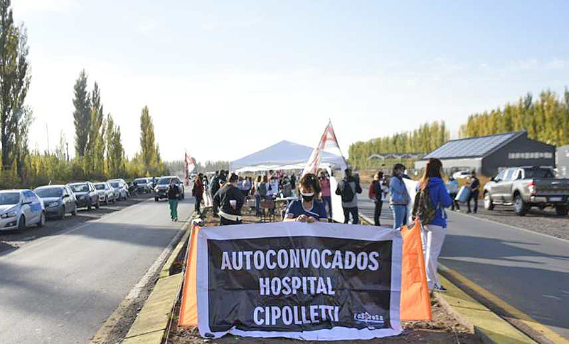 Cortan la ruta nacional 3 y se movilizan al puente carretero Basilio Villarino en Viedma
