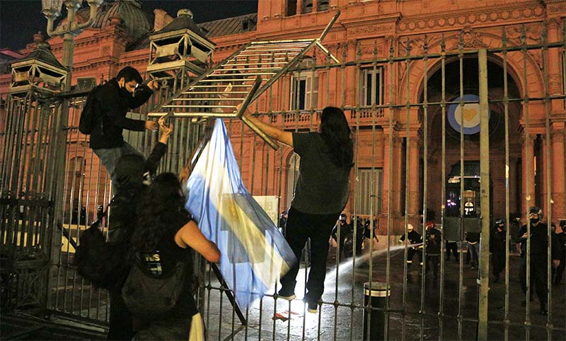 Protestas y algunos incidentes contra la restricción horaria en Buenos Aires