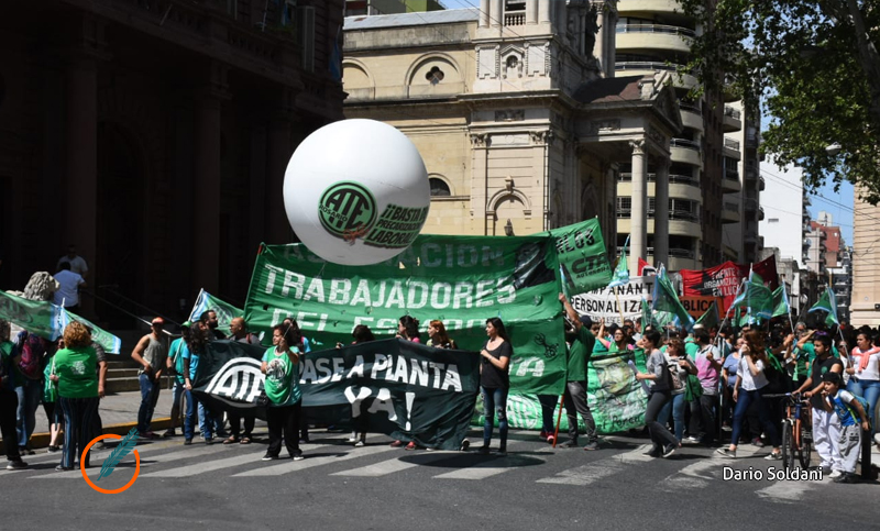 Asistentes escolares reemplazantes reclaman titularizaciones