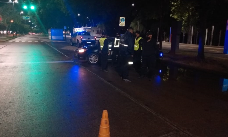 Primera noche de restricciones: 150 agentes realizaron controles en 55 puntos de la ciudad