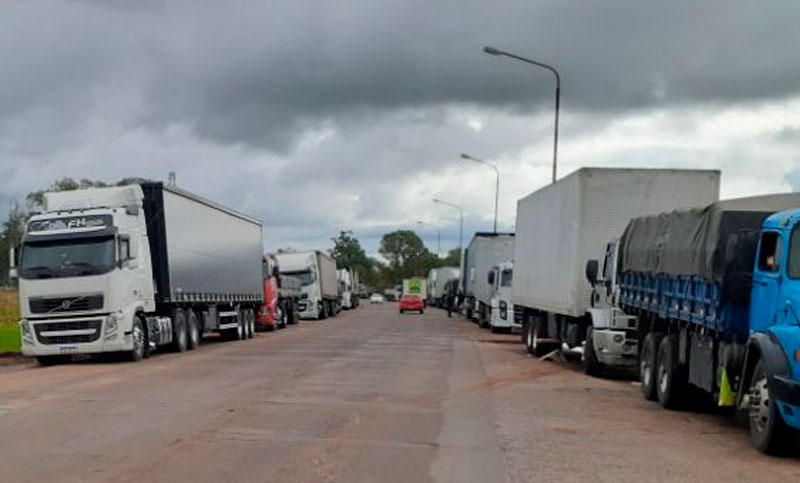 Coronavirus: alrededor de 2.000 camiones siguen varados en el cruce fronterizo de Paso de los Libres