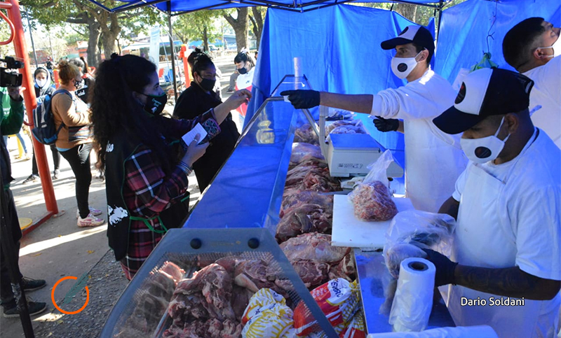 Las «carnicerías móviles» volvieron a Rosario para ofrecer cortes a precios populares