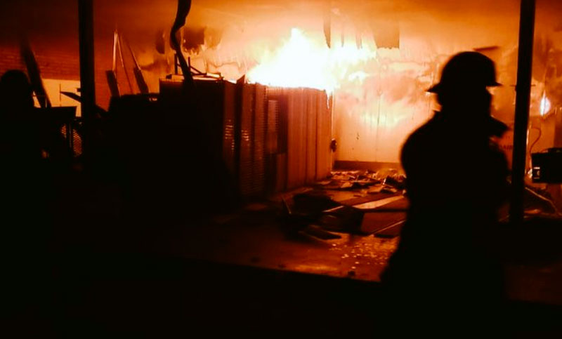 Feroz incendio en un invernadero de pollos en el extremo sudoeste de Rosario