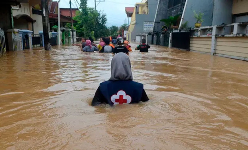Más de 50 personas murieron por las inundaciones en Indonesia y Timor Oriental