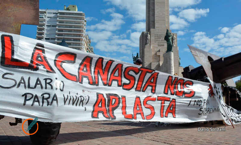 Organizaciones sociales encabezaron un polentazo en el Monumento a la Bandera