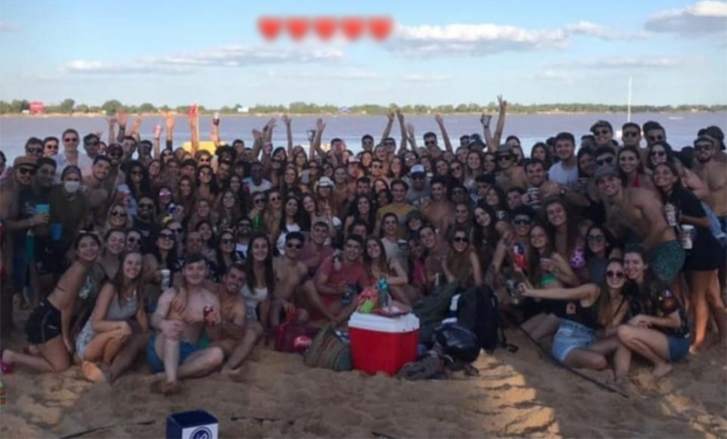 Amuchados y sin barbijo: polémica por «bajada» de estudiantes de medicina
