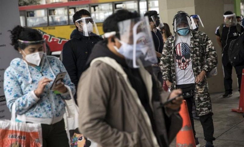 En Perú será obligatorio usar dos tapabocas para ingresar a espacios públicos cerrados