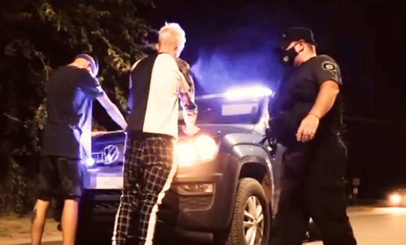 Abren una investigación por la aparición de dos móviles policiales en un videoclip grabado en Rosario