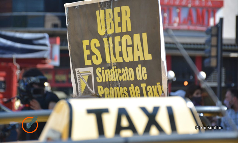 Los taxistas volvieron a la carga con un bocinazo en contra de Uber
