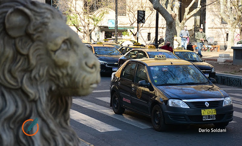 Crisis, restricciones y la llegada de Uber: opinan taxistas de Rosario