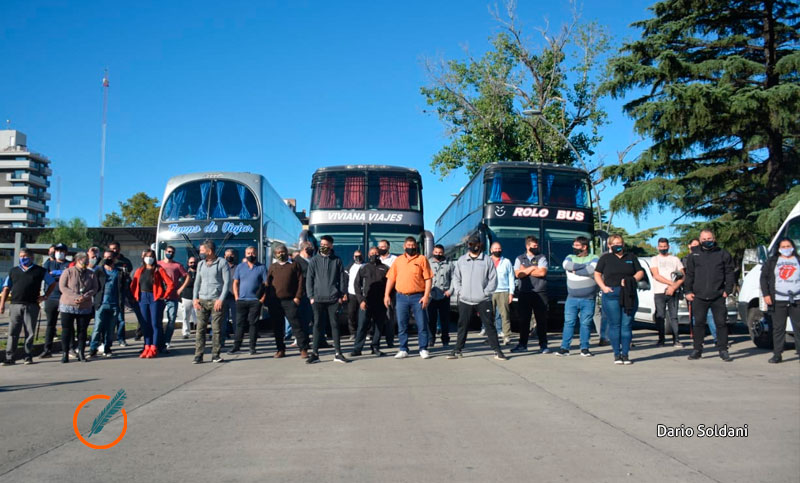 Empresarios y trabajadores de turismo bloquean la Terminal y reclaman levantamiento de restricciones