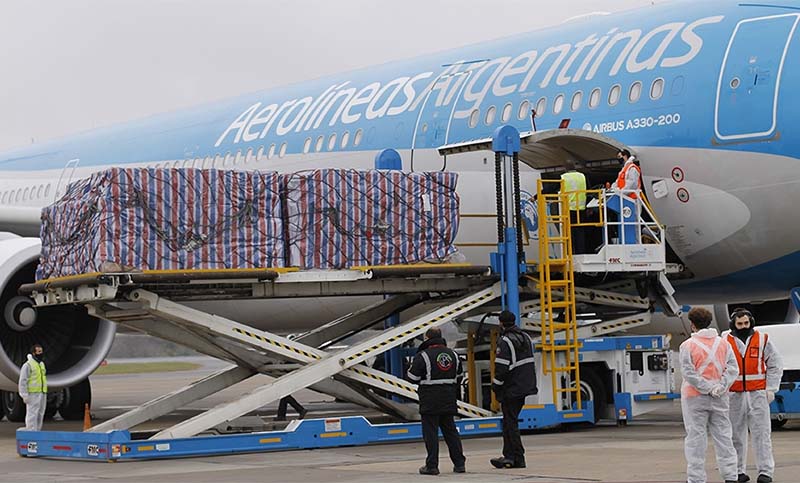 Vacunas: arribó un avión desde Moscú y Argentina superó las 7 millones de dosis