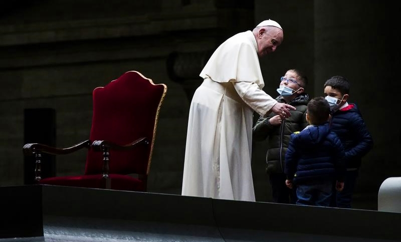 El Papa Francisco invitó a mirar el sufrimiento de la humanidad a través de  los niños
