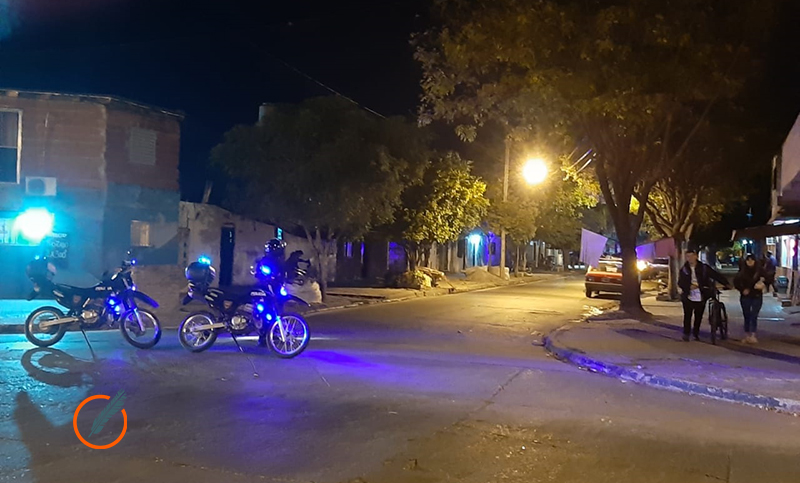 Un joven fue herido de bala en la puerta de su casa