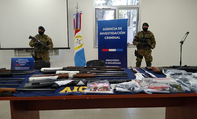 Imputaron a dos policías por integrar una banda dedicada a la venta ilegal de armas