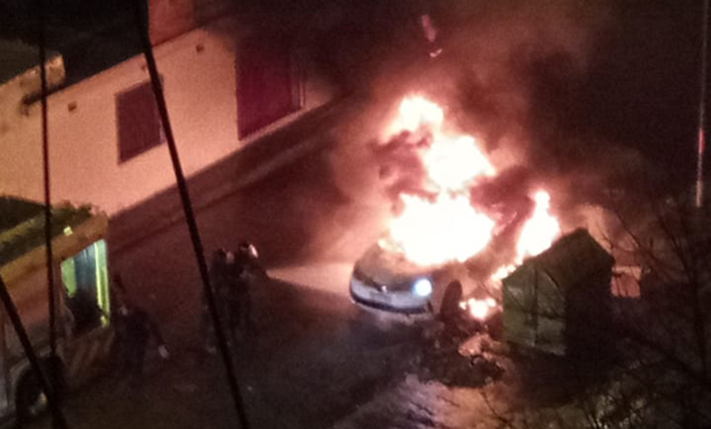 Prendieron fuego un auto en plena calle