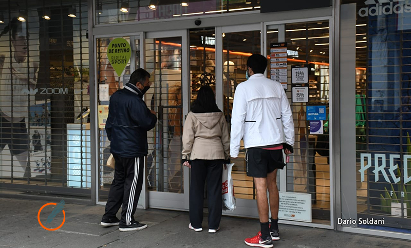 Extienden una hora el horario de cierre de bares y comercios