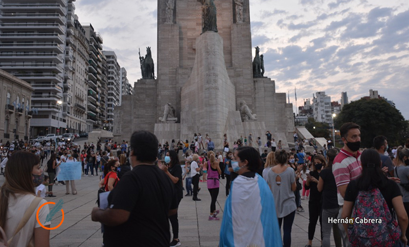 Protestas en el Monumento por la suspensión de clases presenciales