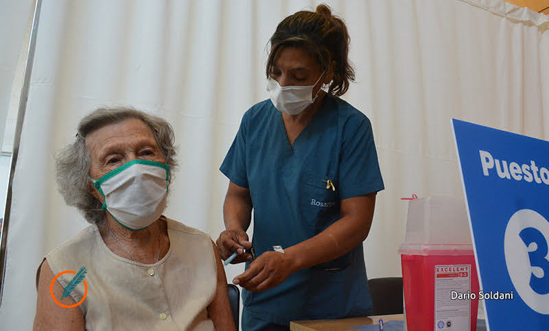 Llegaron a Santa Fe 50.400 dosis de Sputnik V y sigue el operativo de vacunación con docentes