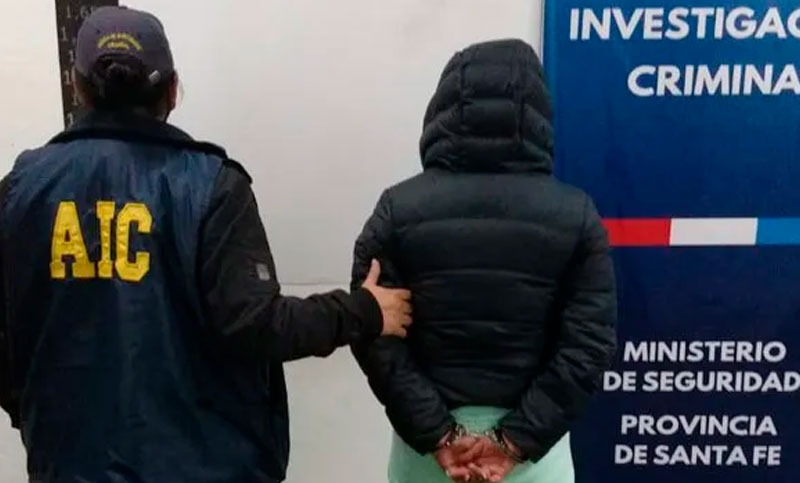 Se fugaron en un carrito de ropa de la cárcel de Piñero: una mujer detenida